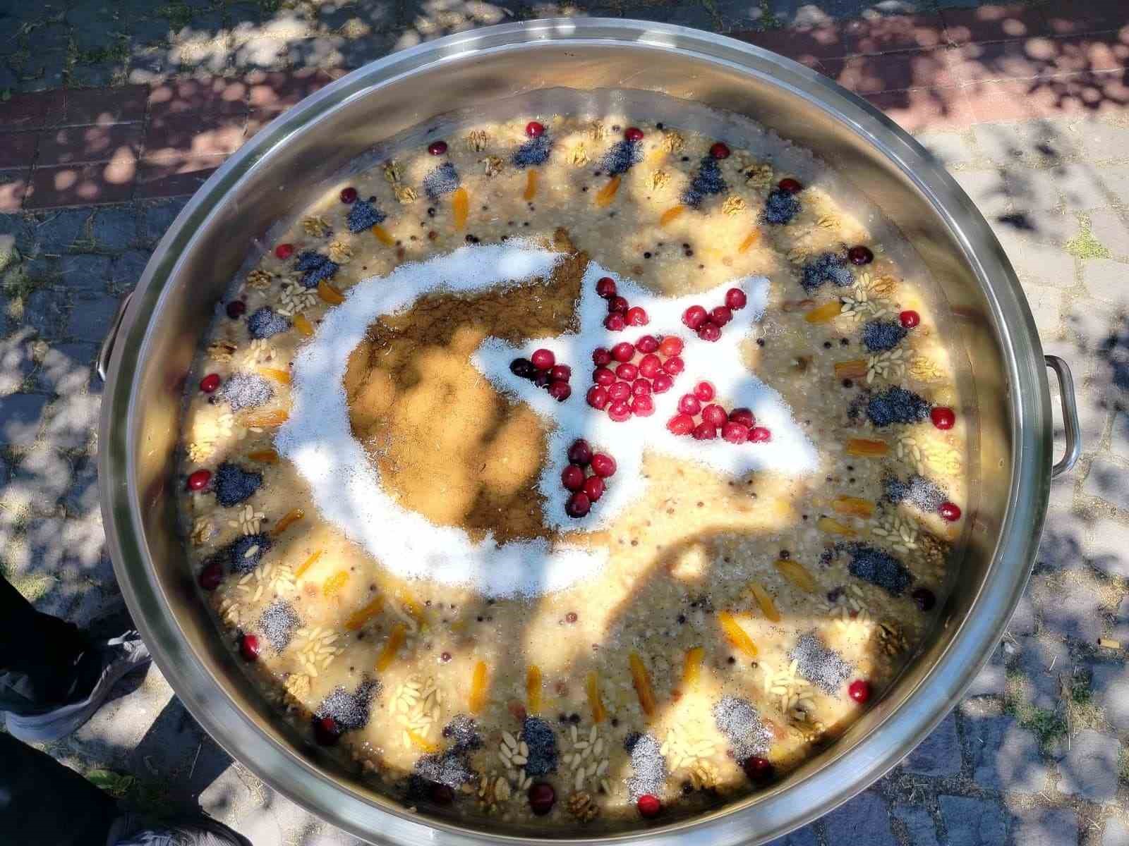 Vatandaşlara aşure ikramı