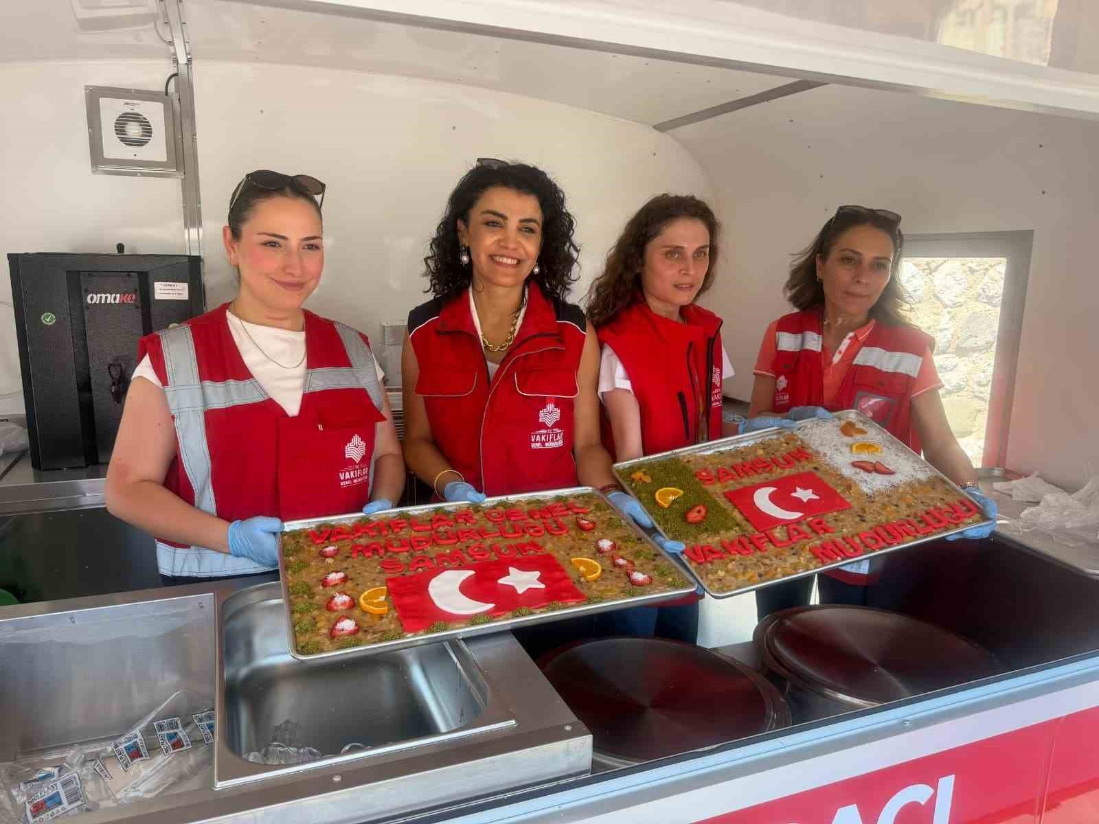 Vatandaşlara aşure ikramı