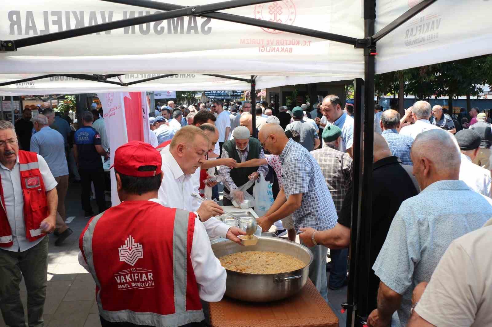 Vatandaşlara aşure ikramı