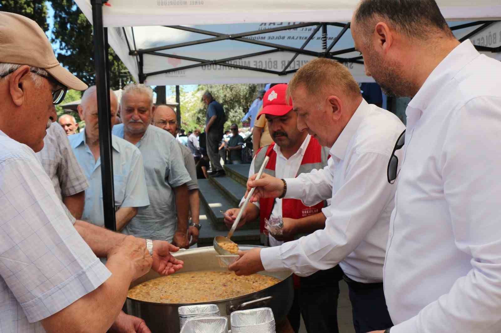 Vatandaşlara aşure ikramı