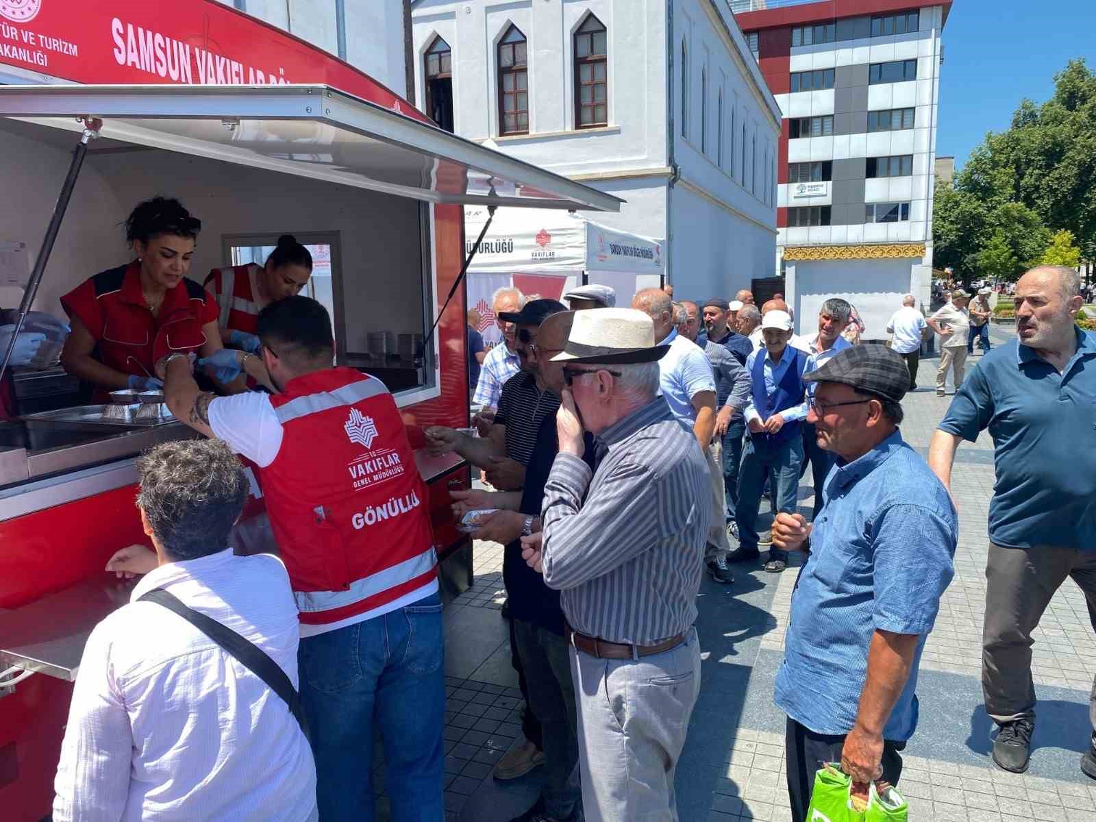 Vatandaşlara aşure ikramı