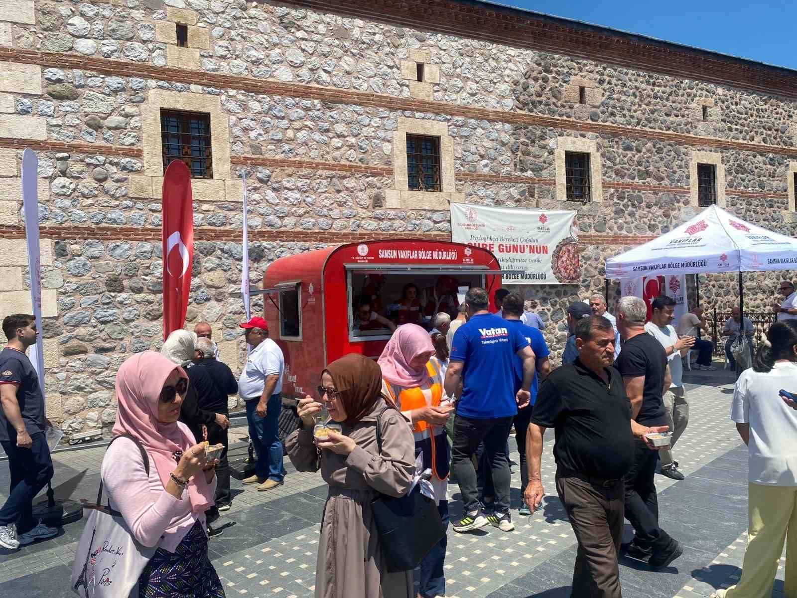 Vatandaşlara aşure ikramı