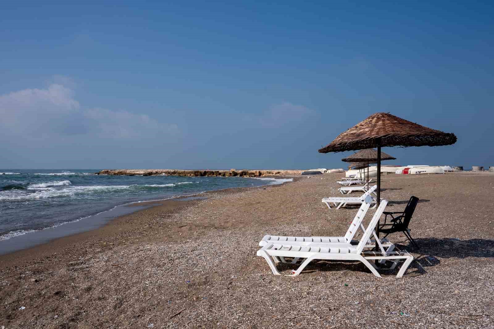 Mezitli Belediyesinden sahillerde ücretsiz şezlong hizmeti