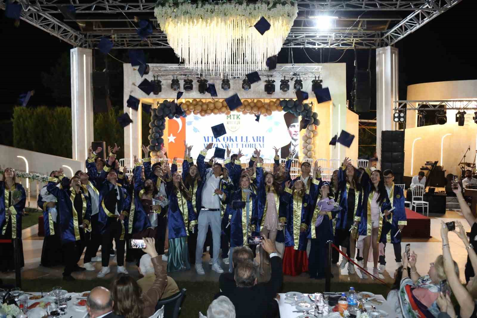 MTK Koleji’nde hem mezuniyet hem karne heyecanı
