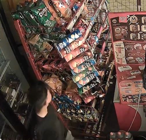 Marketin kapısını kırıp içeri giren çocuklar, marketi talan etti