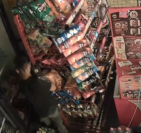 Marketin kapısını kırıp içeri giren çocuklar, marketi talan etti