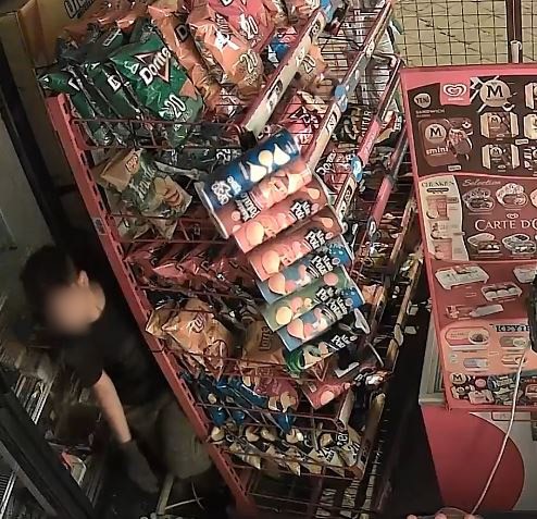 Marketin kapısını kırıp içeri giren çocuklar, marketi talan etti