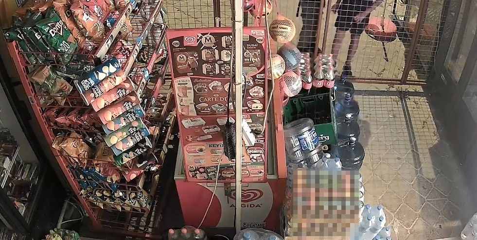 Marketin kapısını kırıp içeri giren çocuklar, marketi talan etti