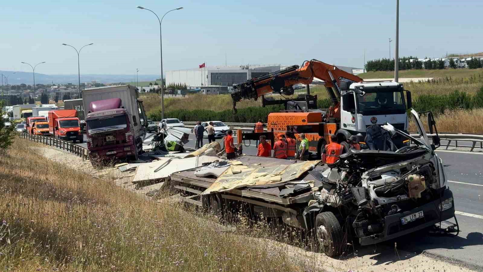 Büyükçekmece’de 4 aracın karıştığı zincirleme kaza: 1 yaralı