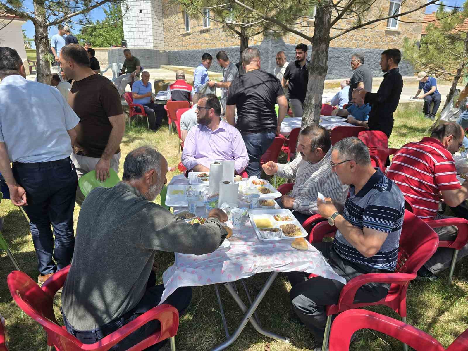 Aşure birliğe sebep oldu, onlarca kişi sofrada buluştu