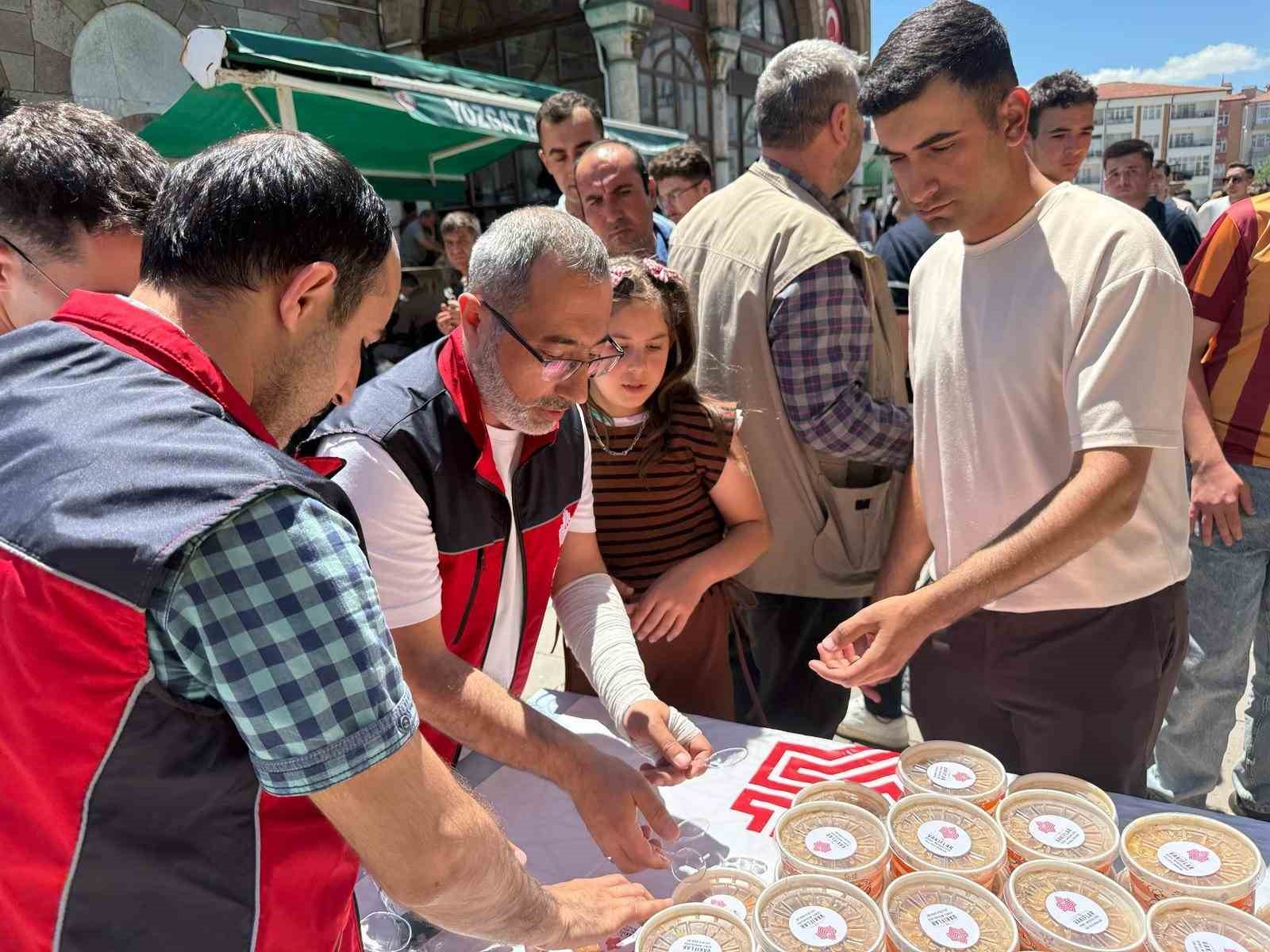 Tarihi Çapanoğlu Camii’nde aşure ikramı