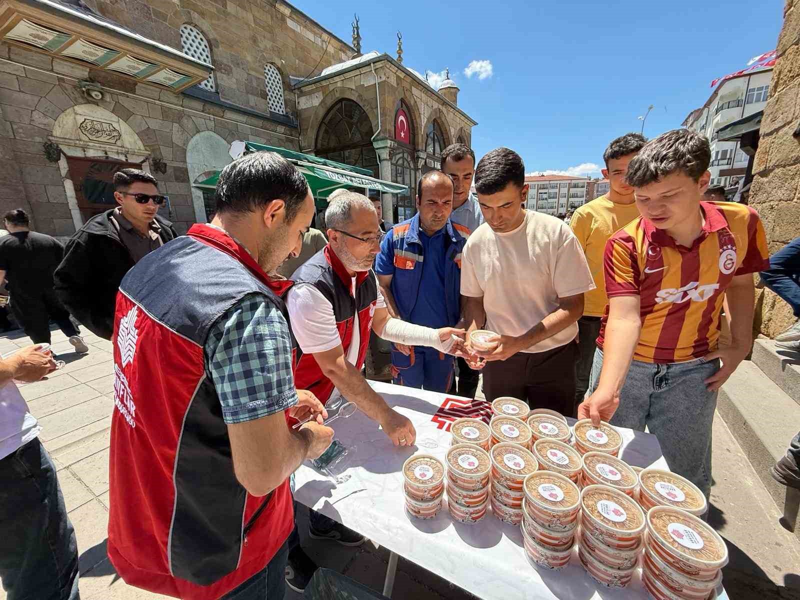 Tarihi Çapanoğlu Camii’nde aşure ikramı