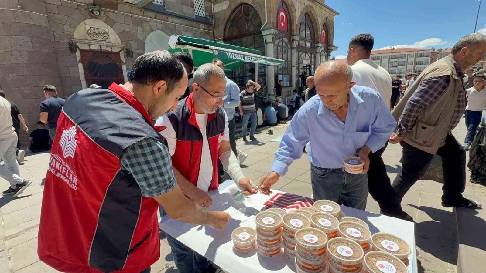 Tarihi Çapanoğlu Camii’nde aşure ikramı