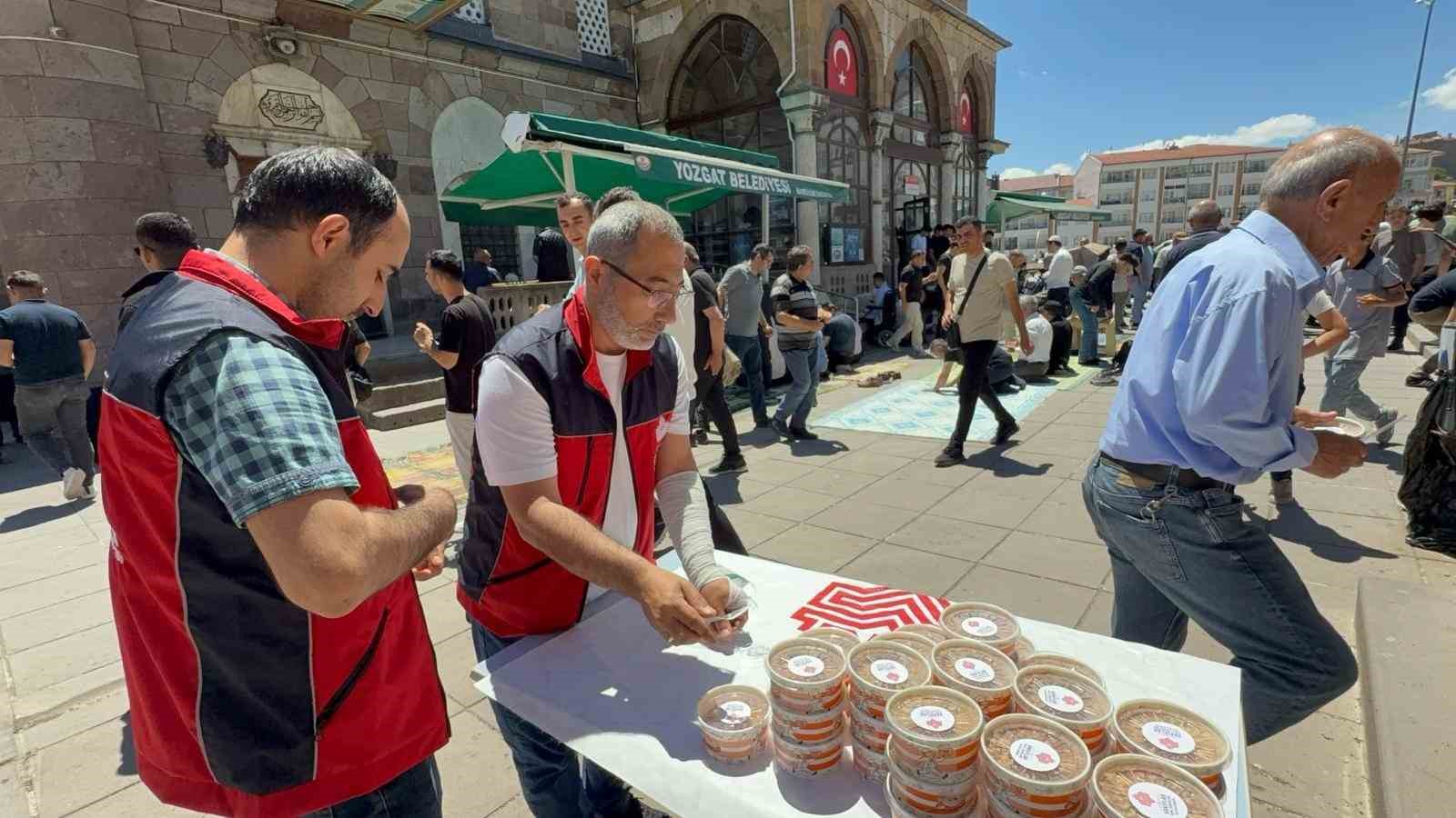 Tarihi Çapanoğlu Camii’nde aşure ikramı