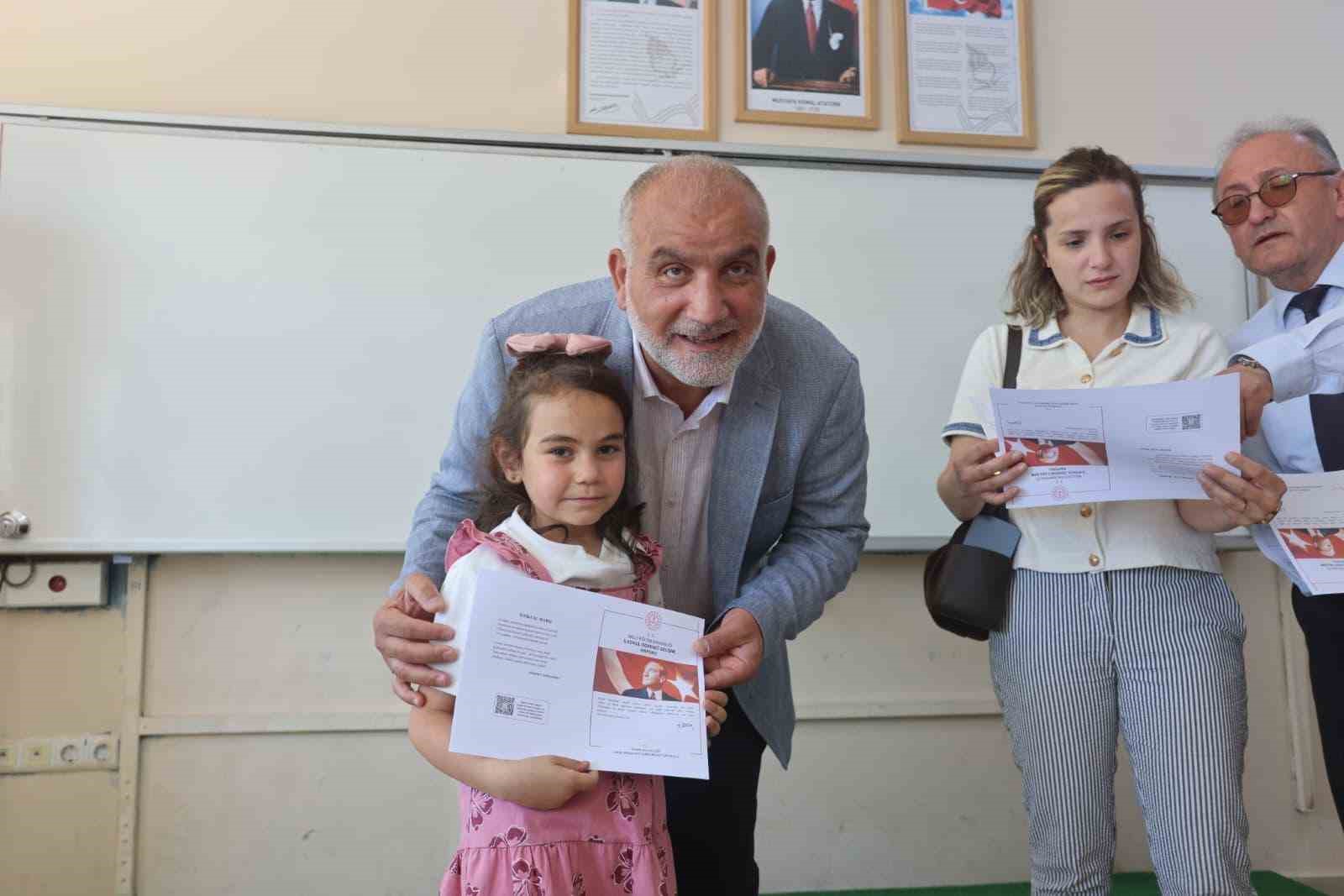 Başkan Sandıkçı, öğrencilerin karne heyecanına ortak oldu