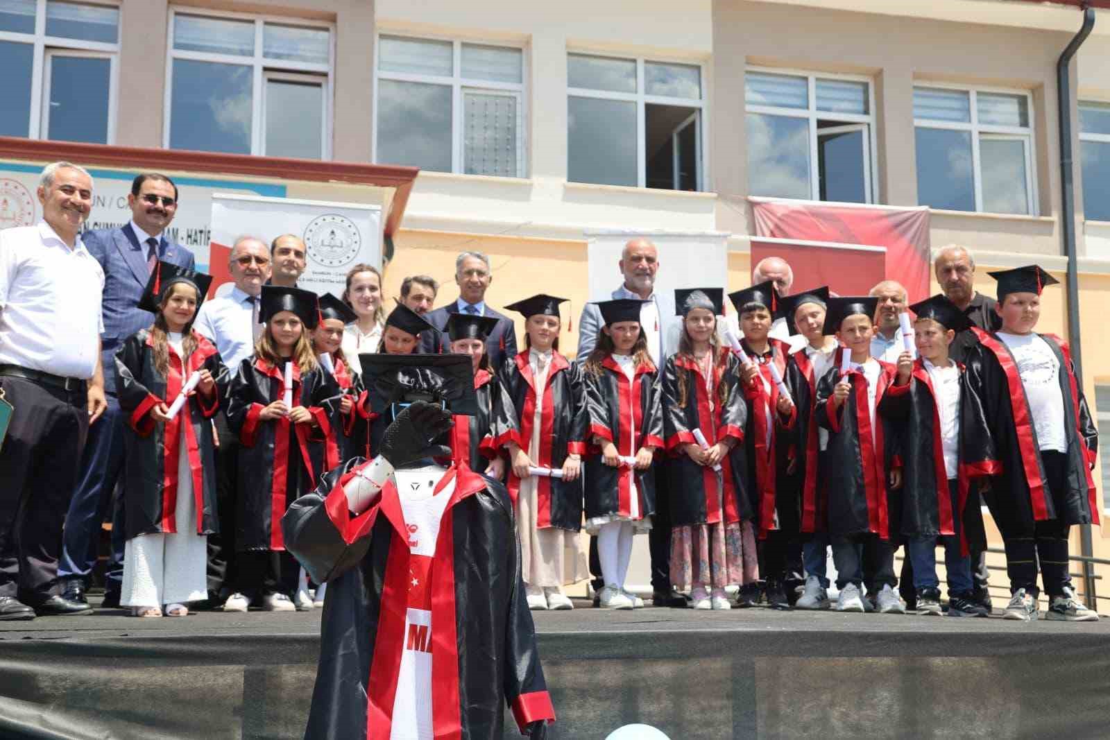 Başkan Sandıkçı, öğrencilerin karne heyecanına ortak oldu