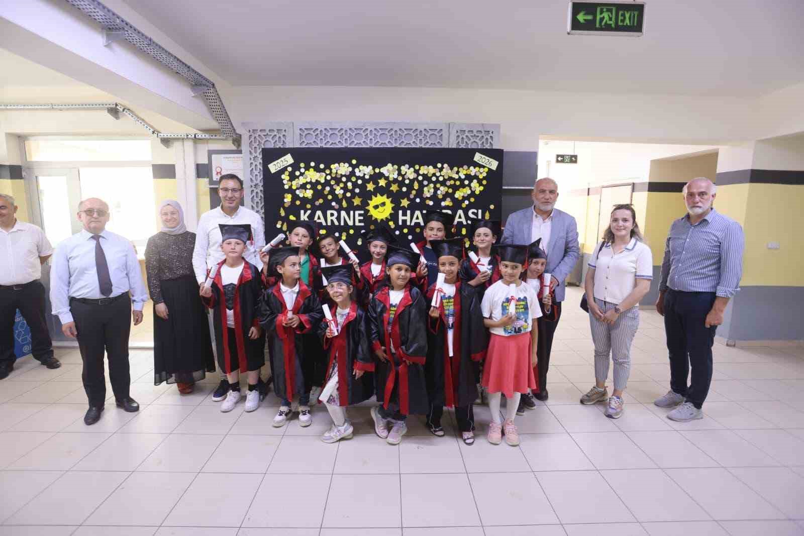Başkan Sandıkçı, öğrencilerin karne heyecanına ortak oldu