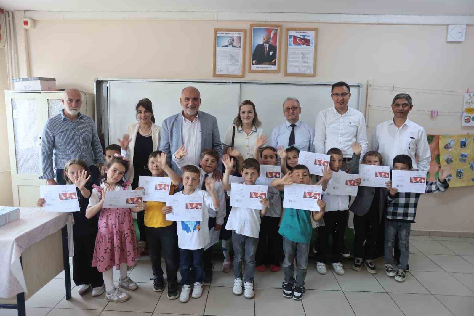 Başkan Sandıkçı, öğrencilerin karne heyecanına ortak oldu