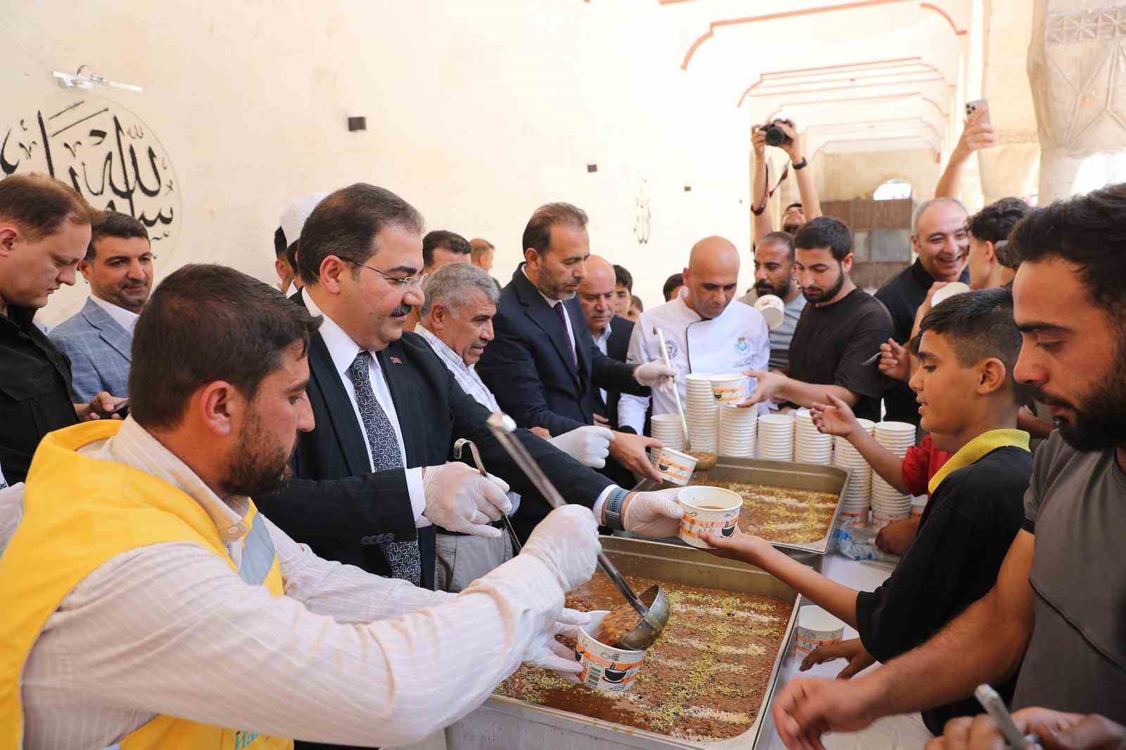 Canpolat vatandaşlarla aşure bereketini paylaştı