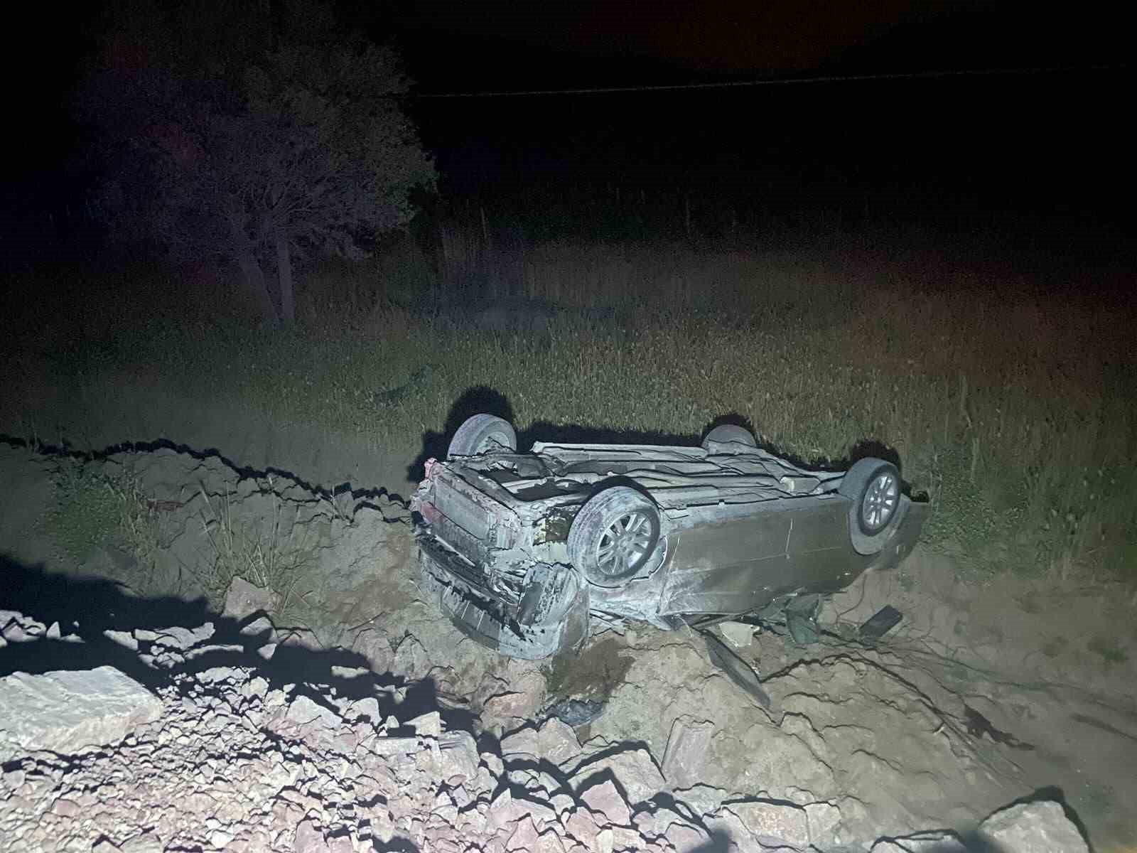 Manisa’da otomobil şarampole uçtu: 2 yaralı