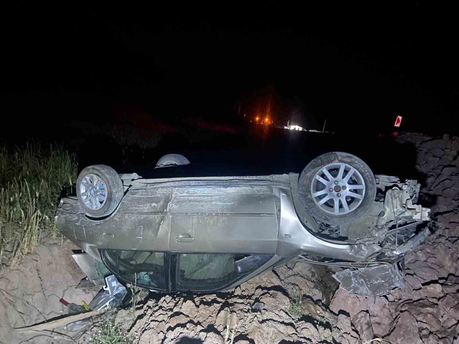 Manisa’da otomobil şarampole uçtu: 2 yaralı