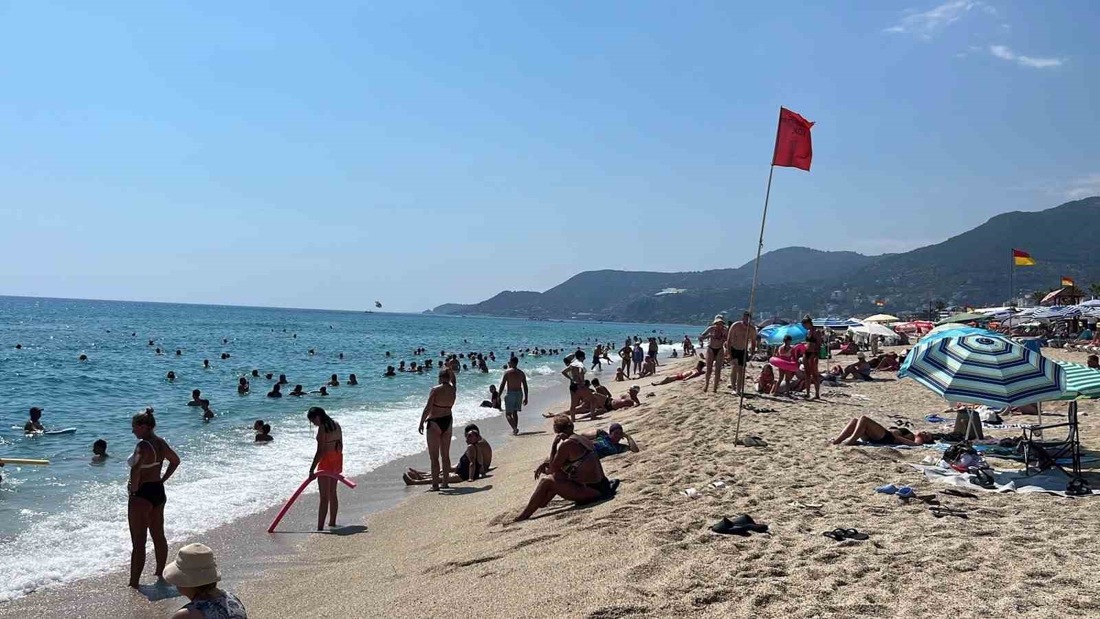 Alanya’da hava 32, deniz 26 dereceyi gördü, turistler sahillere akın etti