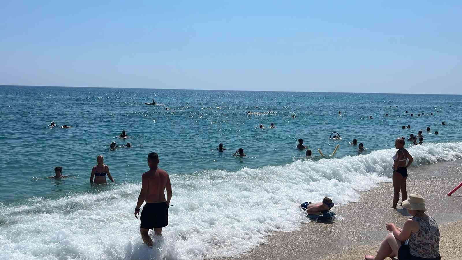 Alanya’da hava 32, deniz 26 dereceyi gördü, turistler sahillere akın etti