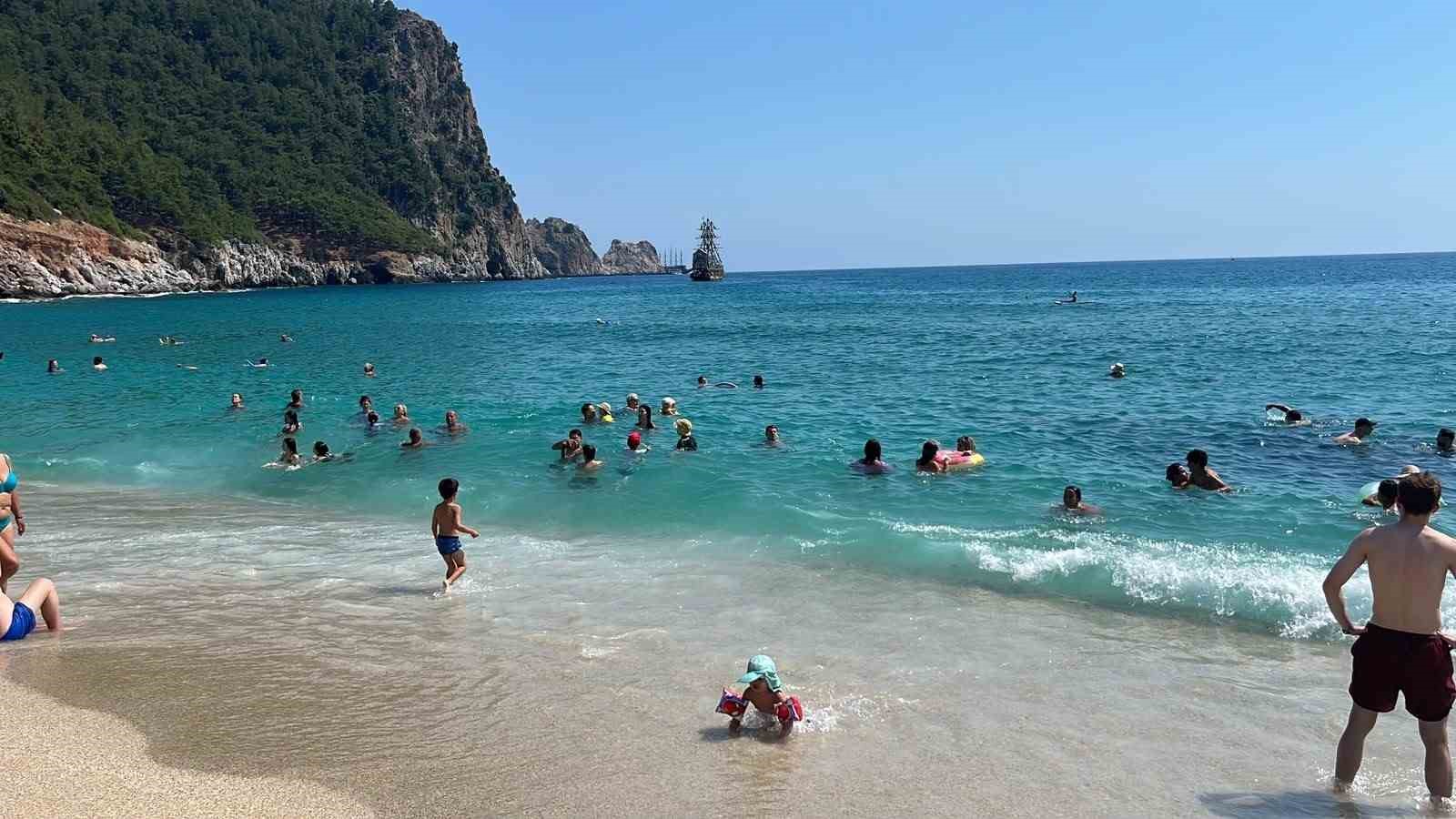 Alanya’da hava 32, deniz 26 dereceyi gördü, turistler sahillere akın etti