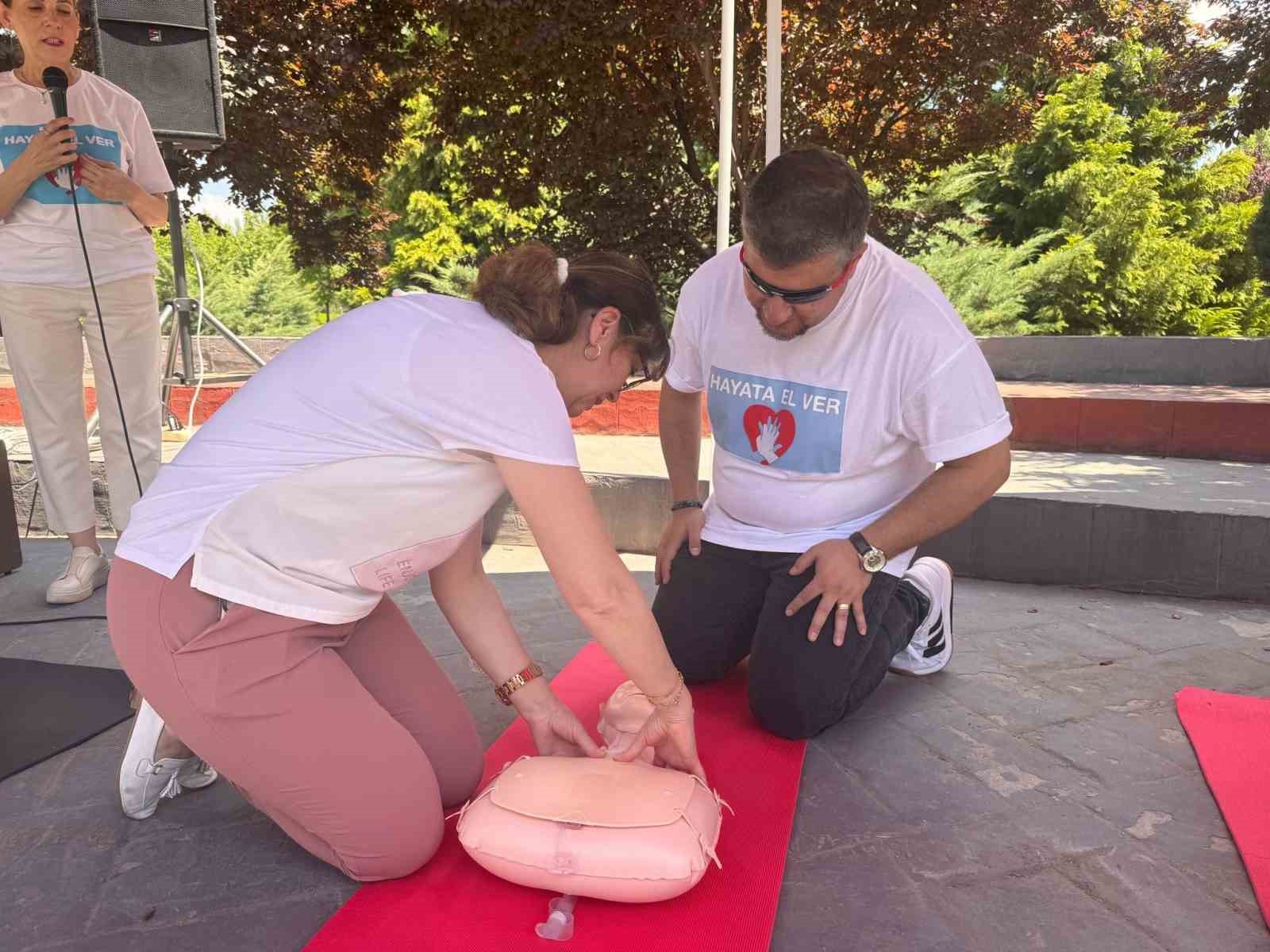 Eskişehir’de doğru kalp masajı tekniği uygulamalı olarak gösterildi