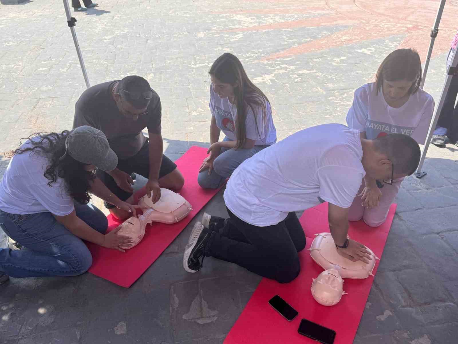 Eskişehir’de doğru kalp masajı tekniği uygulamalı olarak gösterildi
