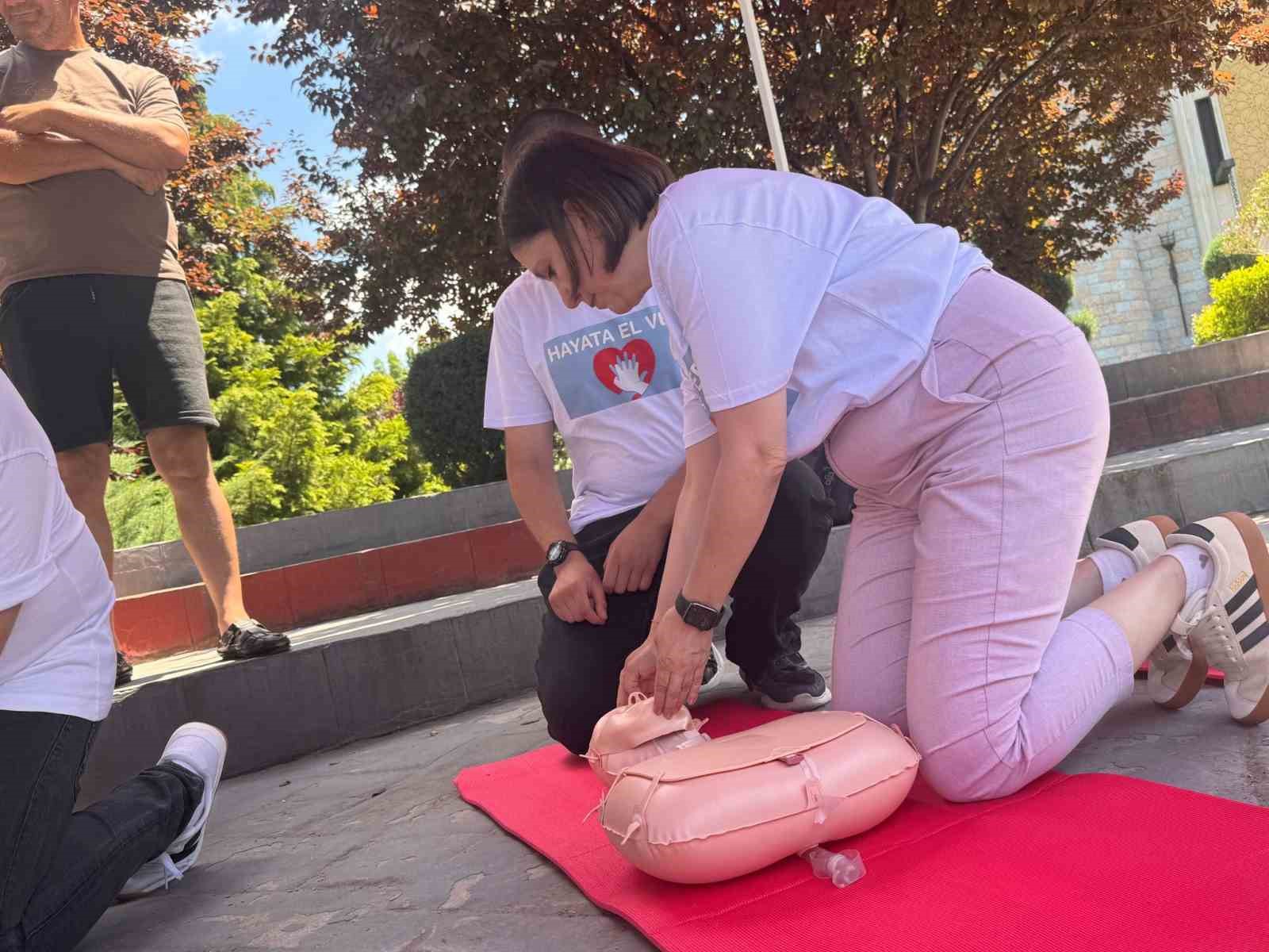 Eskişehir’de doğru kalp masajı tekniği uygulamalı olarak gösterildi