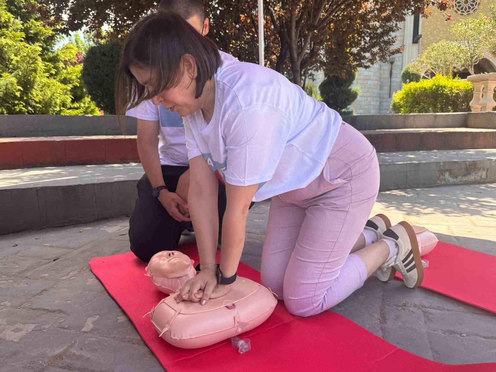 Eskişehir’de doğru kalp masajı tekniği uygulamalı olarak gösterildi