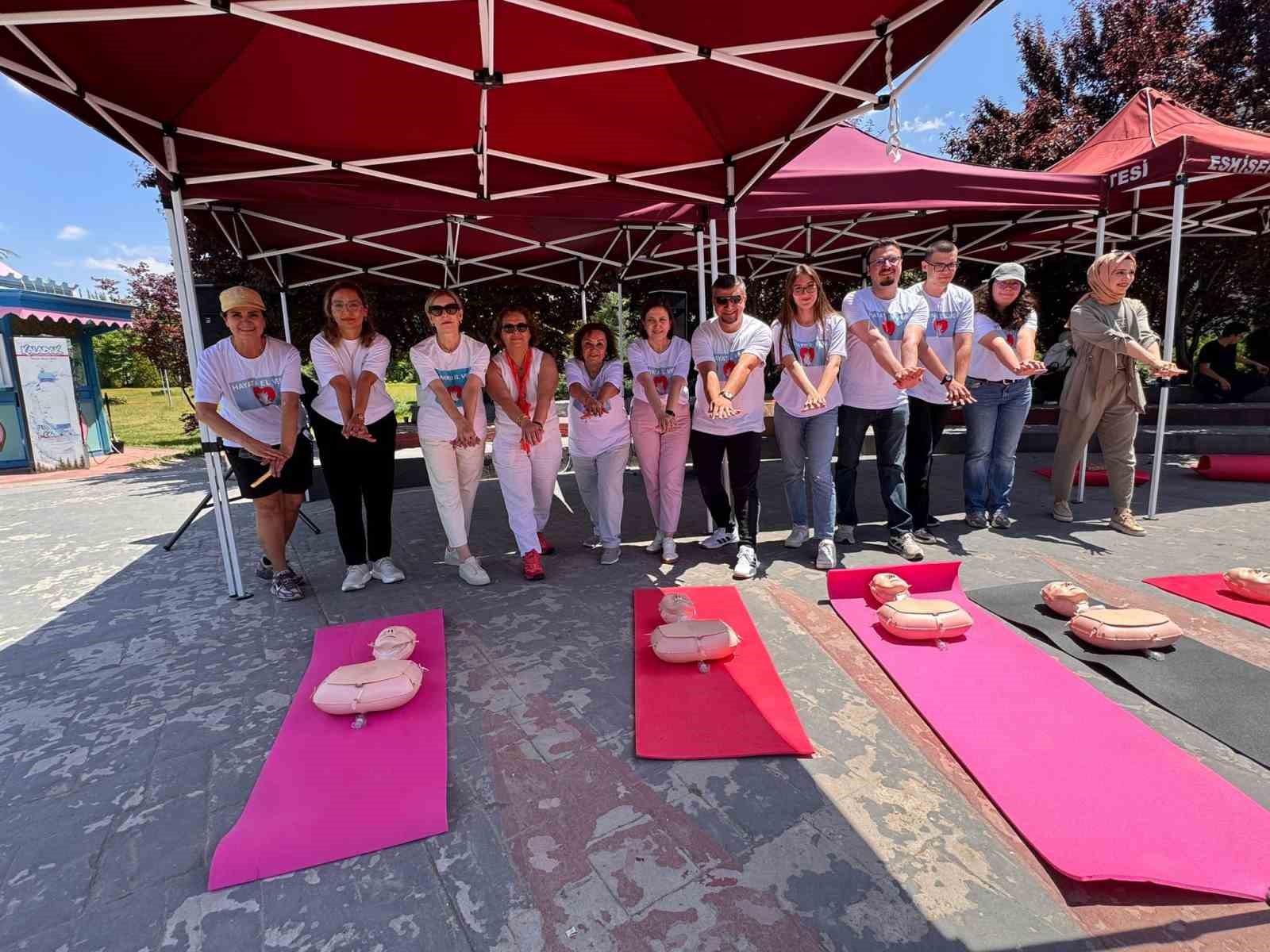 Eskişehir’de doğru kalp masajı tekniği uygulamalı olarak gösterildi