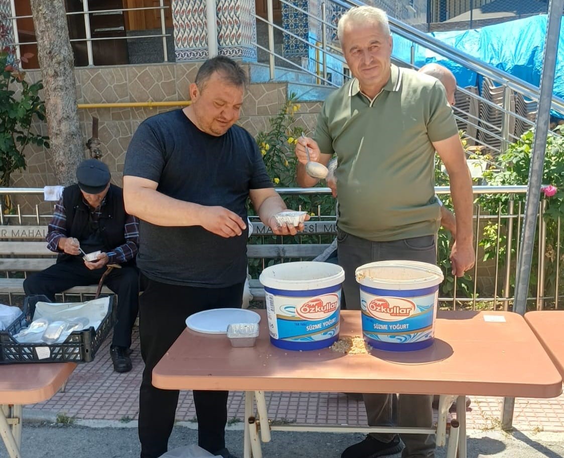 Hisarcık Şehitler Mahallesi’nde gözleme hayrı ve aşure ikramı