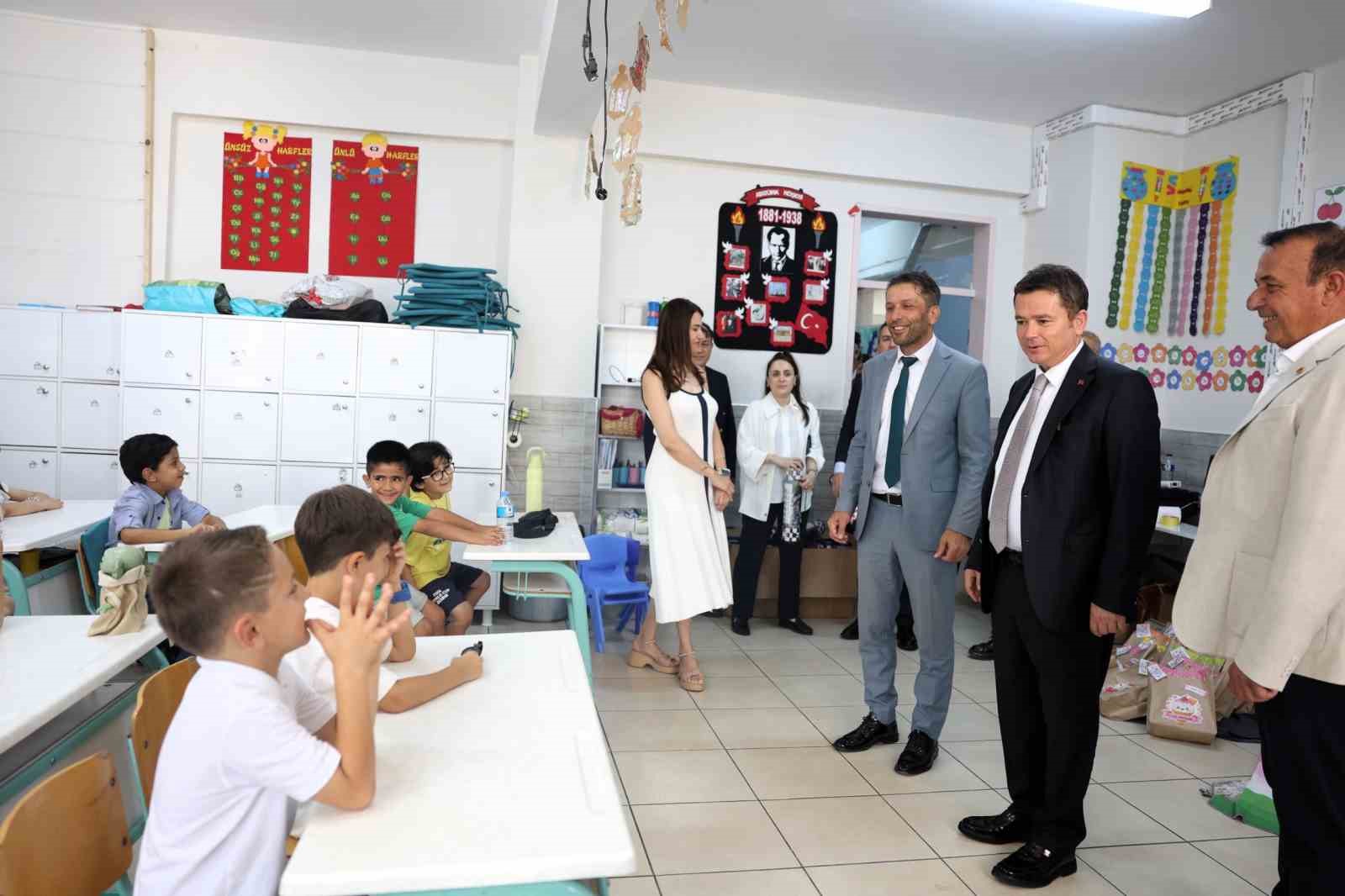 Başkan Erkan Aydın öğrencilere karnelerini verdi
