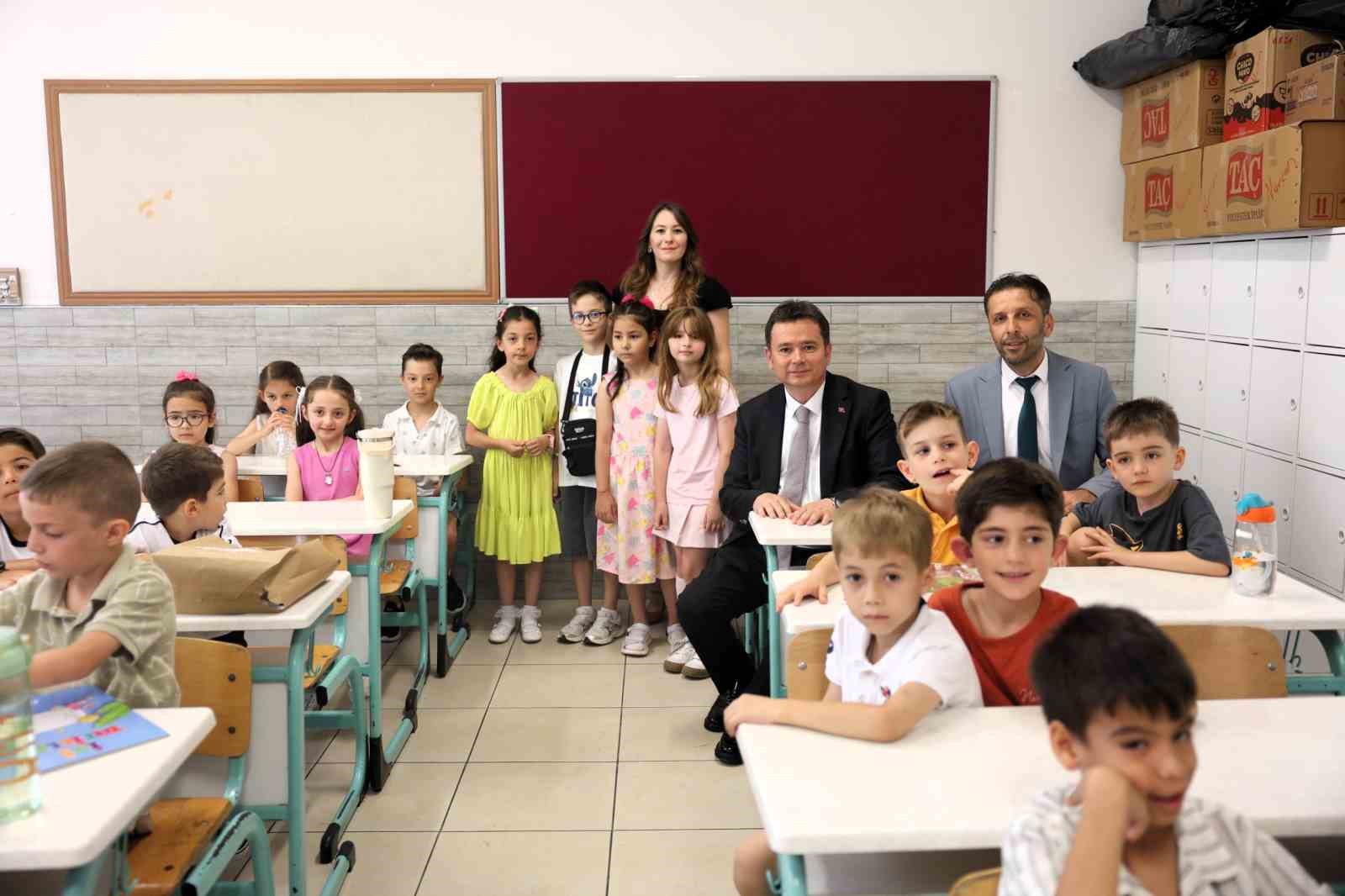Başkan Erkan Aydın öğrencilere karnelerini verdi