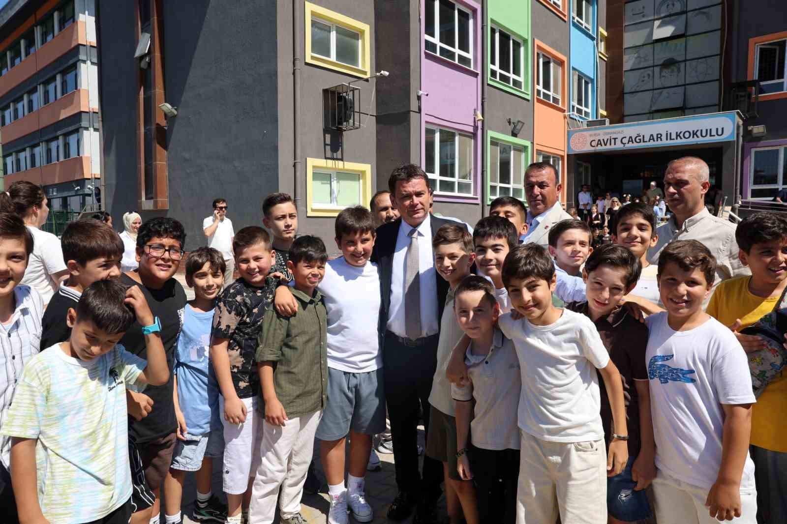 Başkan Erkan Aydın öğrencilere karnelerini verdi