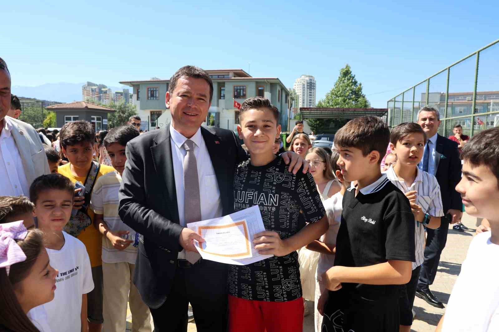 Başkan Erkan Aydın öğrencilere karnelerini verdi