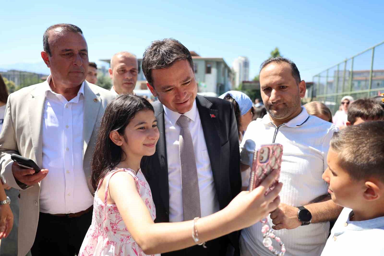 Başkan Erkan Aydın öğrencilere karnelerini verdi