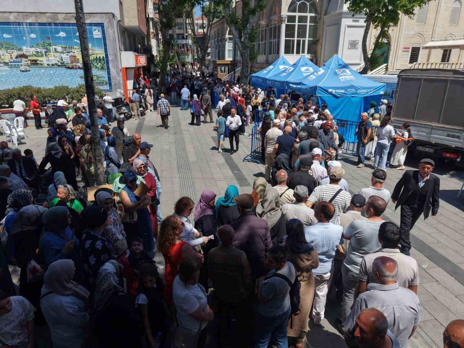Pendik’te Muharrem ayı bereketi: 20 bin kişiye aşure ikram edildi