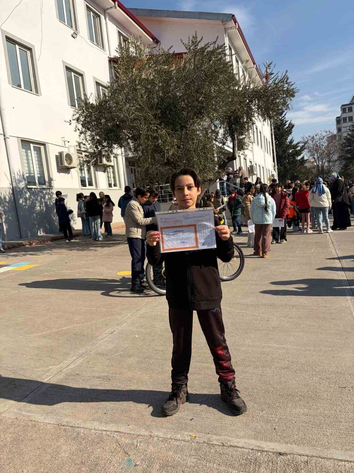 Ayser Çalık’taki saldırıda hayatını kaybeden öğrencilerin yarım kalan karneleri yürek burktu