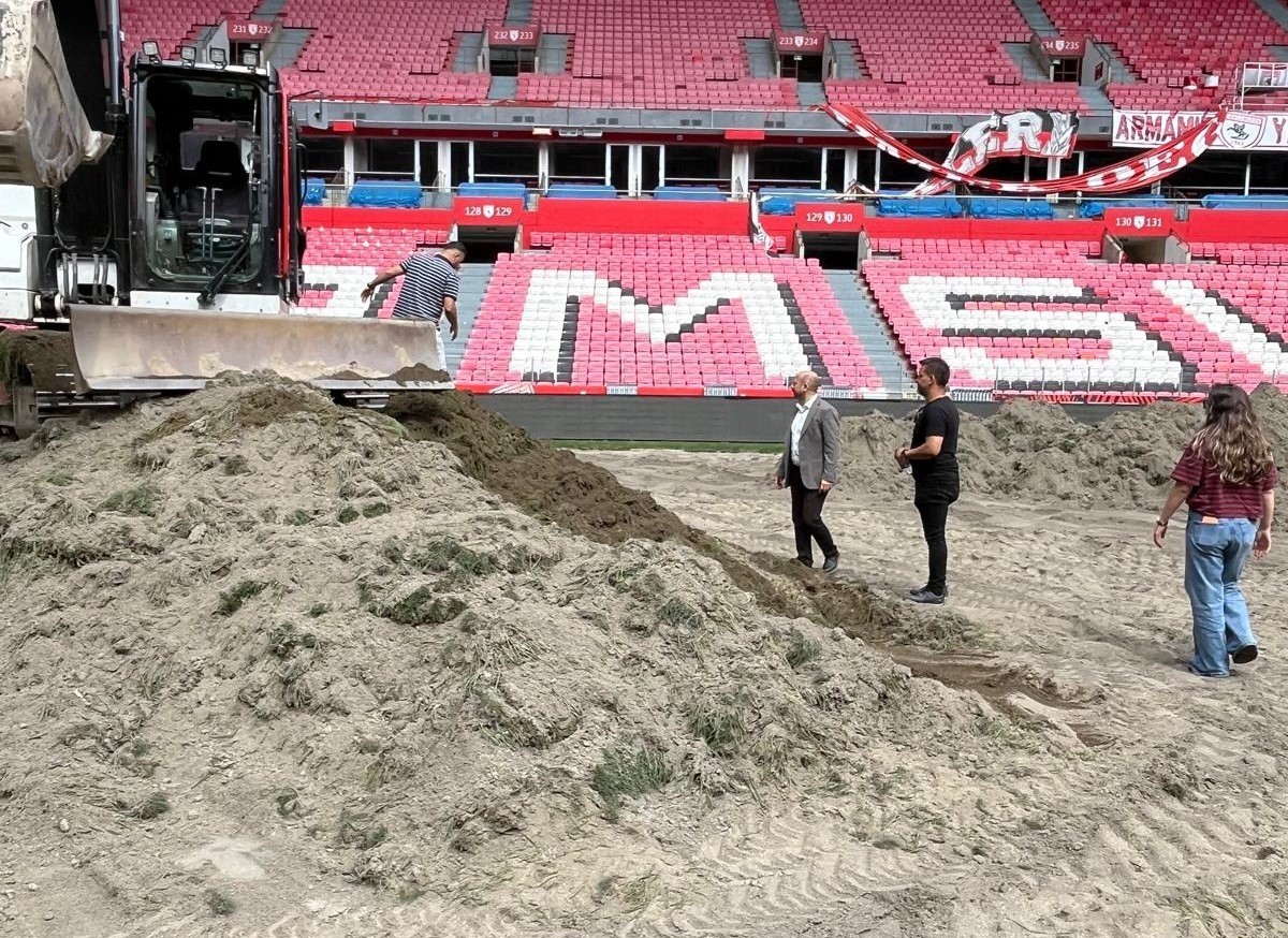 Samsun 19 Mayıs Stadı’nın zemini yeni sezona hazırlanıyor