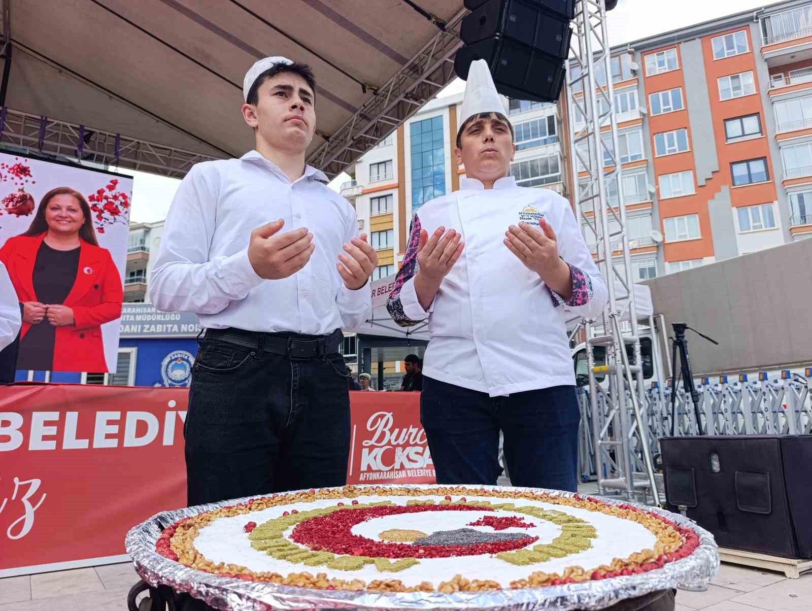 Hatimle pişirilen aşureler vatandaşlara dağıtıldı