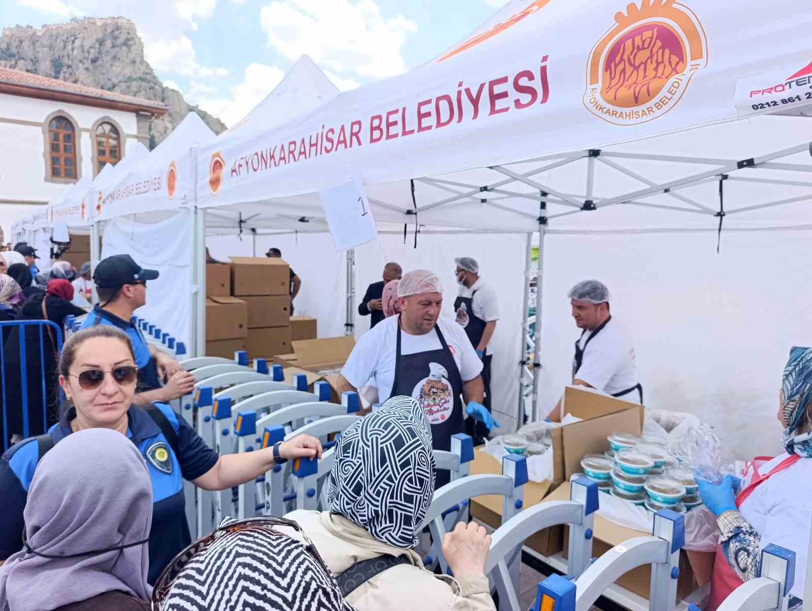 Hatimle pişirilen aşureler vatandaşlara dağıtıldı