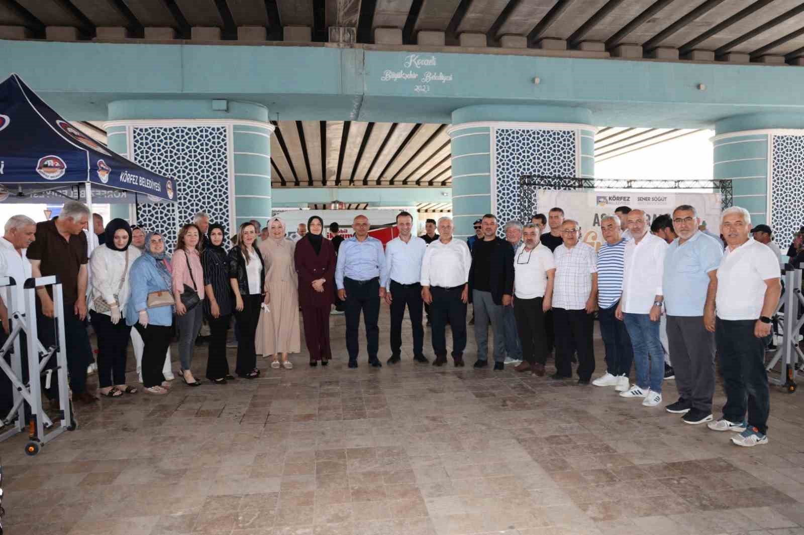 Körfez’de 4 bin kişilik aşure ikramı