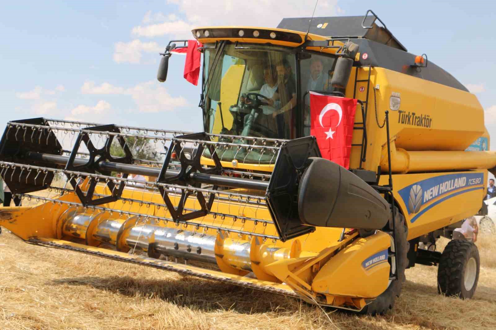 CHP Grup Başkanı Özel, Diyarbakır’da biçerdöverle buğday biçti