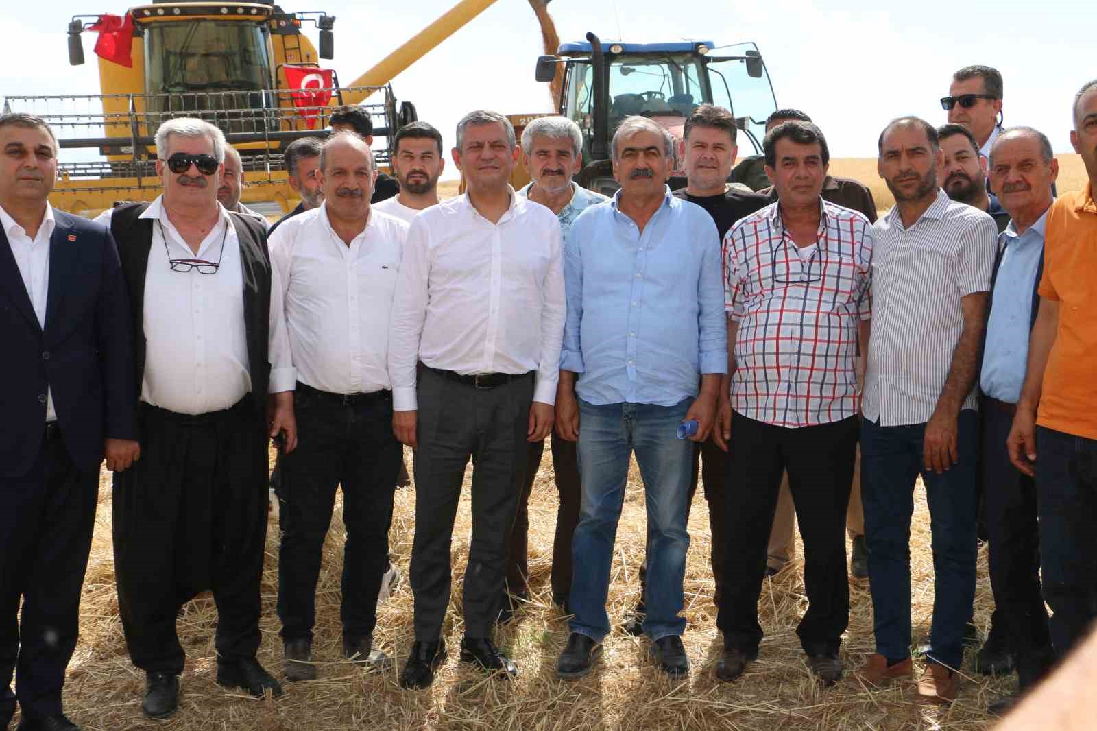 CHP Grup Başkanı Özel, Diyarbakır’da biçerdöverle buğday biçti