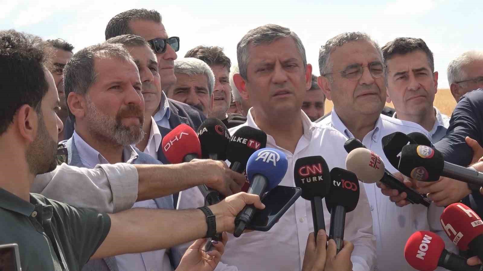CHP Grup Başkanı Özel, Diyarbakır’da biçerdöverle buğday biçti