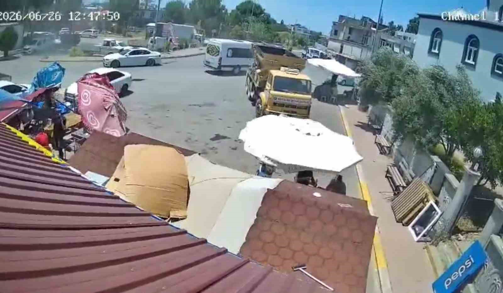 Serik’te hortum paniği: Üzerine tente devrilen vatandaşın yardımına çevredekiler yetişti