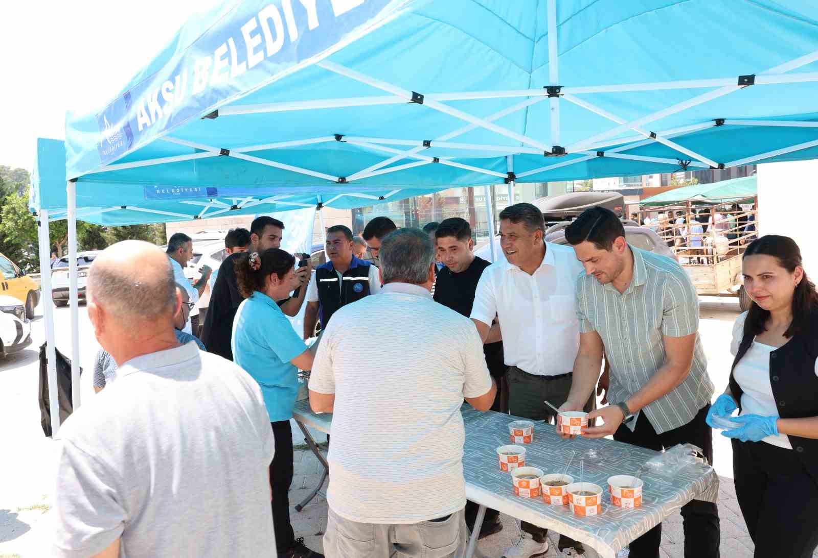 Aksu Belediyesi’nden aşure ikramı